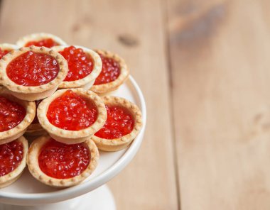 Kırmızı havyar ile plaka