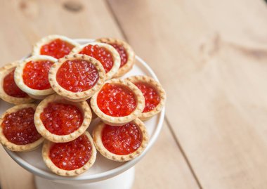 Kırmızı havyar ile plaka