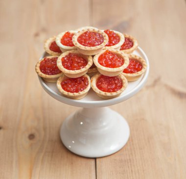 Kırmızı havyar ile plaka