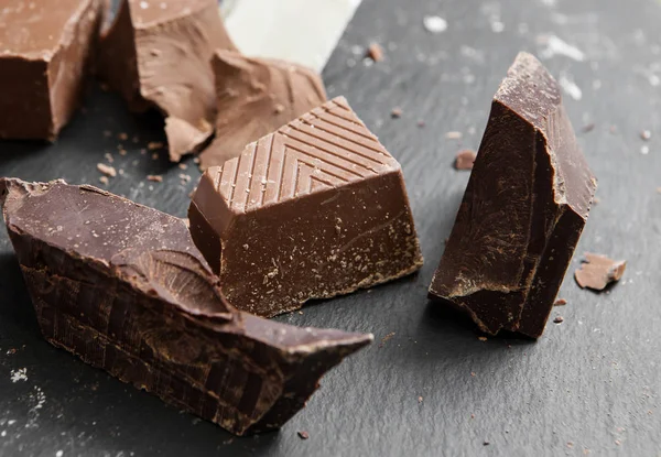 Stukken van chocolade — Stockfoto