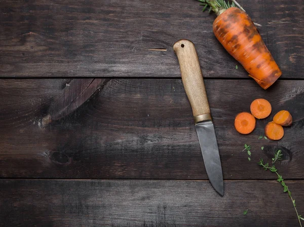 Нарезанная морковь на дереве — стоковое фото