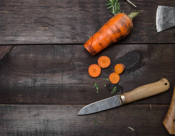 Нарезанная морковь на дереве — стоковое фото