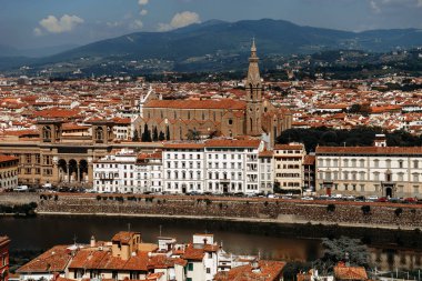 Piazza Michelangelo 'nun panoramik manzarası, çatıda keskin bir kule bulunan, nehir kıyısında, Floransa, İtalya - 14 Eylül 2018.