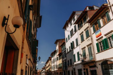 Antik Floransa ve Windows caddeleri ve yeşil kepenkler güneşli bir gün, Floransa, İtalya - 14 Eylül 2018.