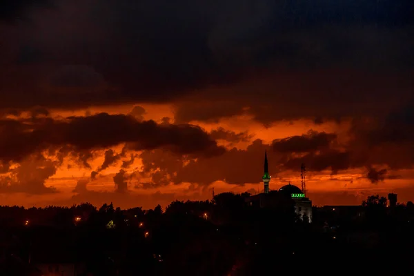 Der Feurige Himmel Der Morgendämmerung Und Die Moschee Verkhnya Pyshma — Stockfoto
