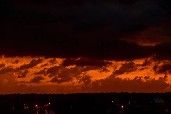 Feuerhimmel Und Wolken Über Der Stadt Morgengrauen Verkhnya Pyshma Russland — Stockfoto
