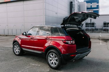 Araba, güneşli bir yaz günü çatıda açık bir bagajla kırmızı; EKATERINBURG, RUSSIA - 28 AĞUSTOS 2018.