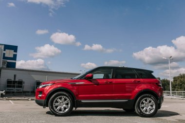 Güneşli bir yaz gününde çatıda kırmızı araba manzarası, EKATERINBURG, RUSSIA - 28 AĞUSTOS 2018.