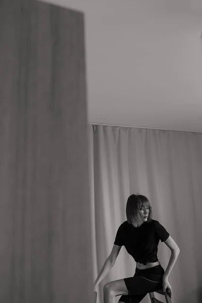 Avrupa görünümlü, güzel ve zayıf bir kız.