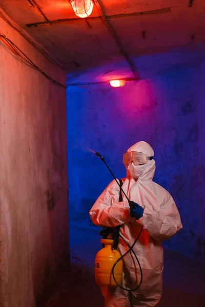 Lékař Bílém Chemickém Obleku Maskou Brýlemi Dekontaminuje Prostory Viru — Stock fotografie