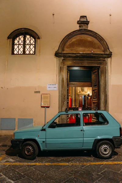 Turkuaz renkli açısal şekilli bir otomobil sedanı, Floransa caddesinde, FLORENCE, ITALY - 14 SEPTEMBER 2018. 