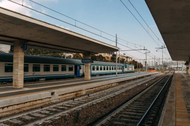 PADUA 'da güneşli bir günde boş bir tren istasyonu; PADUA, İtalya - 16 Eylül 2018. 