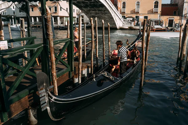 Bir su kanalında turist ve gondolcusu olan güzel bir gondolcu. VENICE, İtalya - 16 Eylül 2018. 