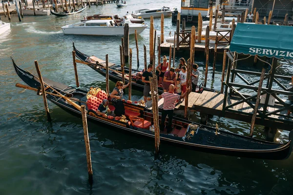 Gondolier Puts Tourists Gondolier Tour Venice Venice Italy September 2018 — Stock Photo, Image