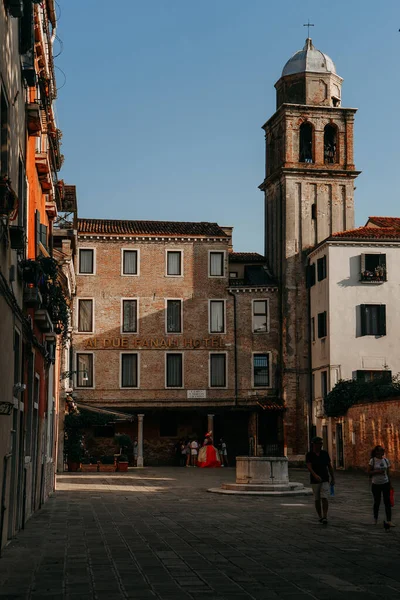 Venedik Teki Yüksek Kilise Güneşli Bir Günde Avludan Manzaralı Venedik — Stok fotoğraf