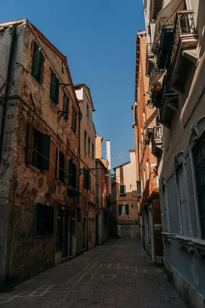 Narrow Street Venice Ancient Stone Houses Sunny Day Venice Italy — Stock Photo, Image