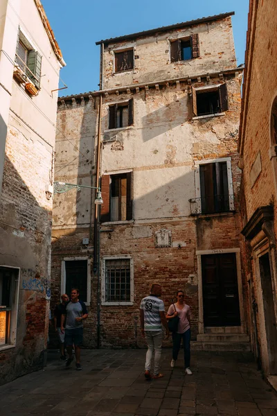 Вузькі Вулиці Між Старими Кам Яними Будинками Венеції Веніс Італія — стокове фото