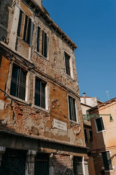 Old Building Textured Wall Venice Clear Day Blue Sky Venice — Stock Photo, Image