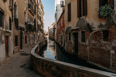 Venedik 'te sessiz ve ıssız bir cadde, su kanalı (VENICE, İtalya - 16 Eylül 2018) manzaralı.. 