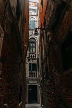 Venedik 'in dar sokakları, yaban taşından yapılmış uzun evleri ve yerel halkın yaşadığı tek bir sokak lambası olan VENICE, İtalya - 16 Eylül 2018. 