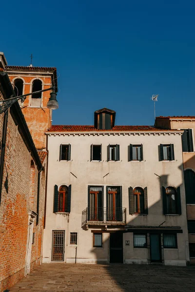 Venedik 'teki yerleşim binaları ve mimari yapılar güneşli bir günde (124; VENICE, İtalya - 16 Eylül 2018. 