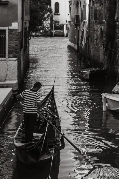Гондольєр Роботі Пошуках Поїздки Знаменитих Каналах Венеції Веніс Італія Септебе — стокове фото