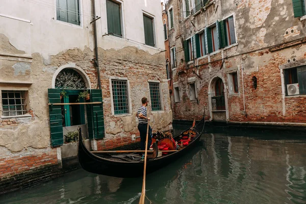 Gondolier Contrôle Une Belle Gondole Naviguant Travers Chenal Étroit Eau — Photo