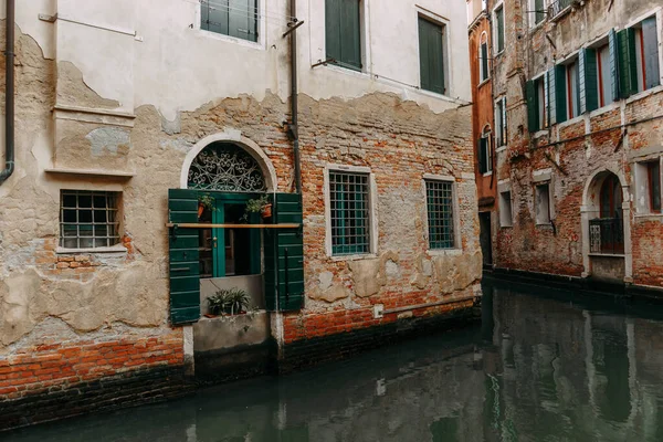 Houses Water Green Window Level Venice Italy September 2018 — 스톡 사진