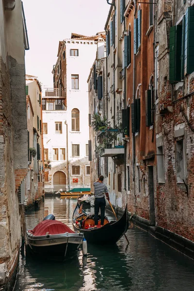 Gondolier Debout Contrôle Gondole Alors Elle Navigue Travers Canal Étroit — Photo