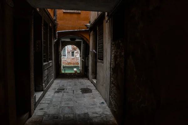 Corredor Oscuro Salida Luz Canal Agua Venecia Septiembre 2018 — Foto de Stock