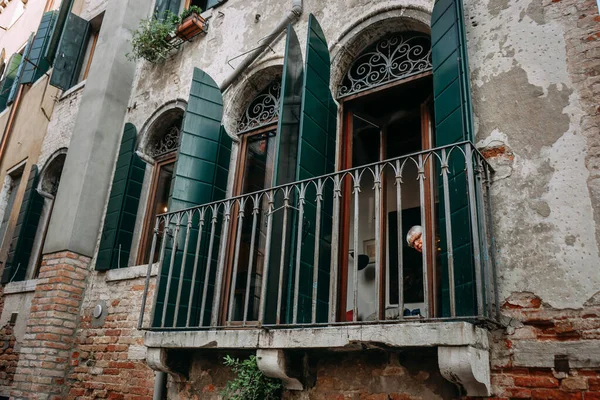 Egy Turista Néz Egy Nagy Ablakon Zöld Redőnyökkel Venice Olaszország — Stock Fotó