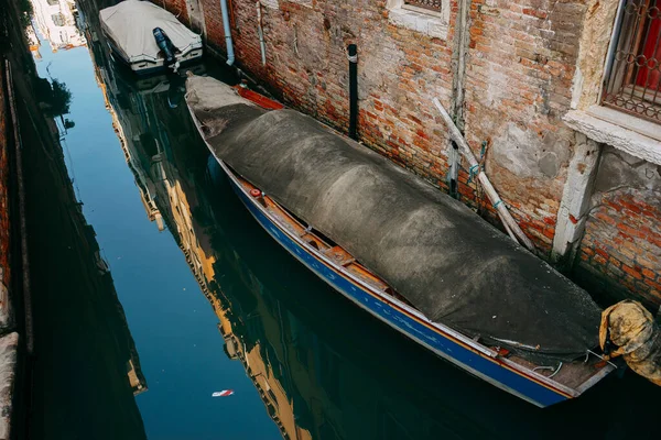 Blue Wooden Boat Motor Stretched Tarpaulin Parked Green Water Venice — Stock Photo, Image