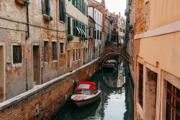 Venices Water Canal Parked Boat Small Bridge Pedestrians Background Venice — 스톡 사진