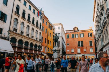 Venedik meydanında oyun yazarı Carlo Goldoni 'nin anıtı 124- VENICE, İtalya - 16 Eylül 2018.