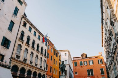 Renkli evlerin arka planında oyun yazarı Carlo Goldoni 'nin anıtı (VENICE, İtalya - 16 Eylül 2018).