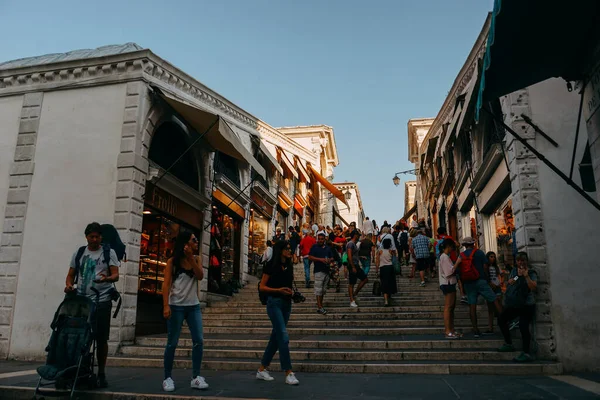 Venedik 'teki Rialto pazarı ve 124- VENICE, ITALY - 16 EPTEMBER 2018.