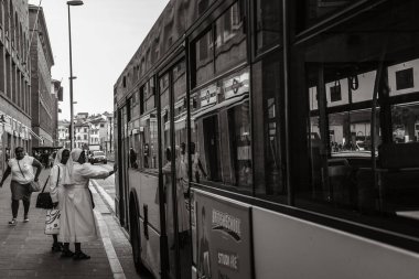 Geleneksel beyaz elbiseli Katolik rahibeler, İtalya 'da siyah beyaz bir otobüse bindi. 124; BOLOGNA, İtalya - 17 Eylül 20.2018.
