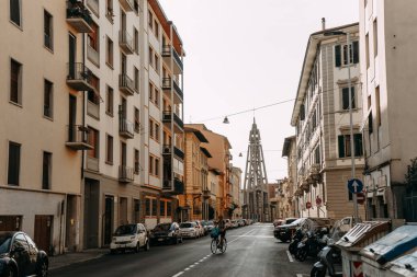 Bolonya 'da çok sıra dışı ve çok yüksek bir mimari yapı, caddenin tam ortasında, PADUA, ITALY - 17 SEPTEMBER 2018.