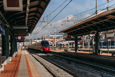 İtalya 'daki yüksek hızlı kırmızı tren, güneşli bir gün olan 124PADUA, İtalya - 17 SEPTEMBER 2018.