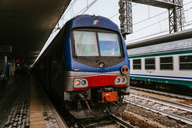 İtalya 'nın 124nolu tren istasyonunda mavi-kırmızı yolcu elektrikli treni; PADUA, İtalya - 17 Eylül 2018.