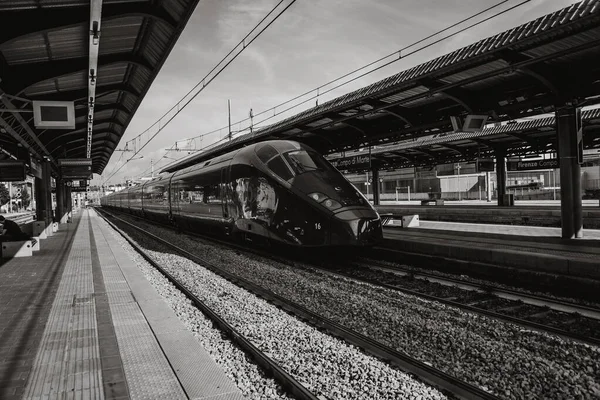 İstasyonda keskin burunlu, İtalya 'da yüksek hızlı tren, siyah-beyaz fotoğraf: 124A, İtalya - 17 SEPTEMBER 2018.