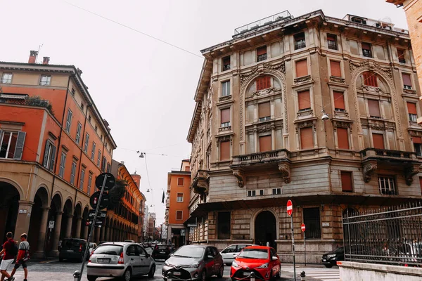İtalya sokakları ve eski taştan yapılmış bir mimari bina (BOLOGNA, ITALY - 17 Eylül 2018).