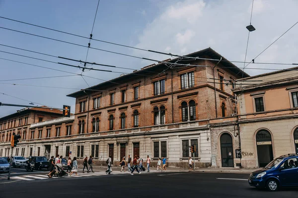 Egy Elhaladó Utca Olaszországban Egy Gyalogos Zebrával Ősi Kőépületekkel Bologna — Stock Fotó