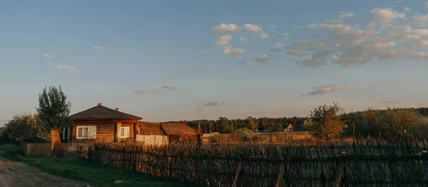 Köydeki Ahşap Gün Batımında Mavi Gökyüzü Bulutlarla Güzel Bir Manzara — Stok fotoğraf