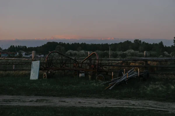 Abendliche Landschaft Dorf Blick Auf Den Traktormäher Der Auf Den — Stockfoto