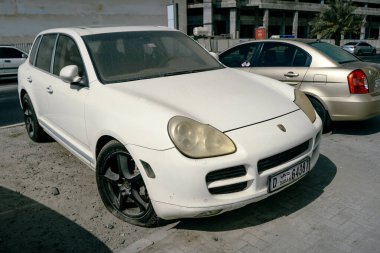 Bir Porsche geçidi, 124 nolu tozun içinde duruyor; BİRLİK ARAB EMIRATES, ŞARJAH - 17 Ekim 2017.