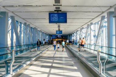 Arap alışveriş merkezinde panoramik pencereli, koridorun her iki tarafına yürüyen merdivenler monte edilmiş açık ve uzun bir koridor. = = Kaynakça = = = = Dış bağlantılar = = * United ARAB Emirates, Dubai - 17 Ekim 2017.