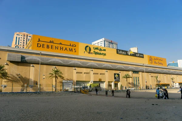 Birleşik Arap Emirlikleri 'nde mavi gökyüzüne karşı sarı bir alışveriş merkezinin sokak görüntüsü, Birleşik ARAB EMIRATES, SHARJAH - 17 Ekim 2017.