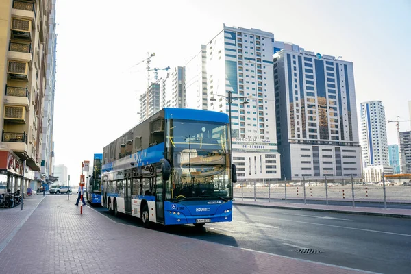 Mavi yolcu otobüsü 124ncü otobüs durağına vardı; BİRLİK ARAB EMIRATES, SHARJAH - 17 Ekim 2017.