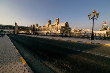 Sharjah 'taki altın pazarı. Bir lokomotif şeklinde mimari (124; BİRLİK ARAB EMIRATES, ŞARJAH - 17 Ekim 2017).